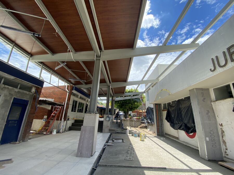 Estructura metálica y cielos en local comercial