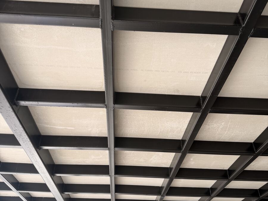 Estructura metálica de techo en autohotel, Soyapango