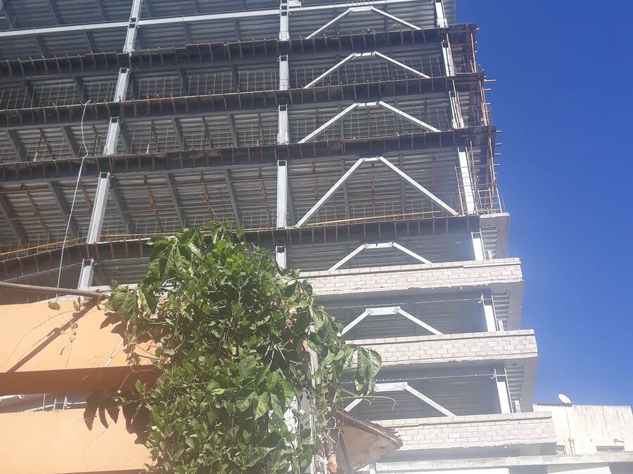Estructura metálica en edificio Century Tower, San Salvador