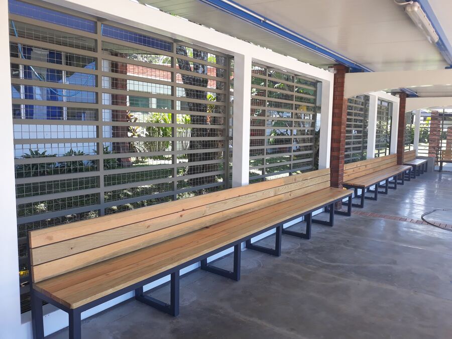 Celosías y mobiliario metálico en la Escuela Británica de Cuscatlán