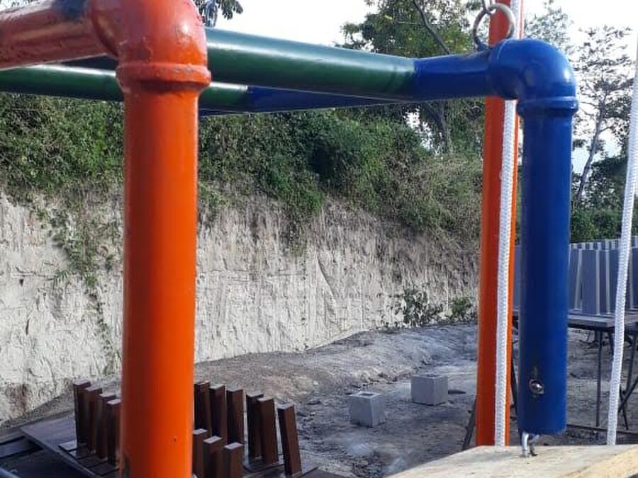 Juego infantil metálico fabricado e instalado