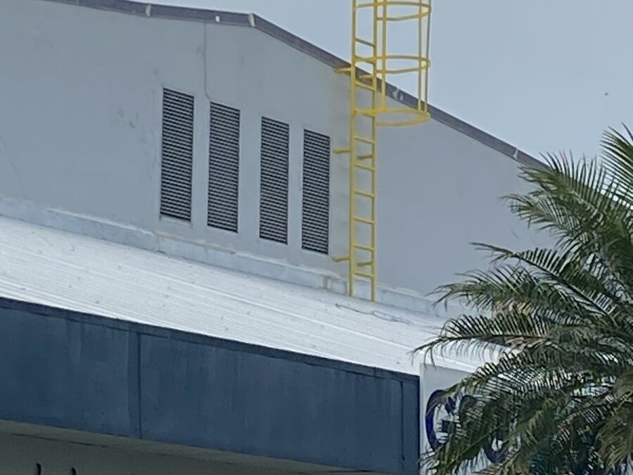Protecciones metálicas y escaleras de seguridad en planta industrial